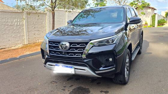 TOYOTA HILUX SW4 2.8 D-4D TURBO DIESEL SRX 7L 4X4 AUTOMÁTICO TOYOTA HILUX SW4 2.8 D-4D TURBO DIESEL SRX 7L 4X4 AUTOMÁTICO
